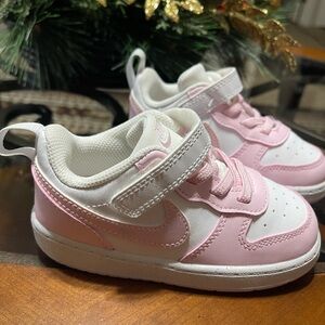 Nike Kids Sneakers in Pink and White